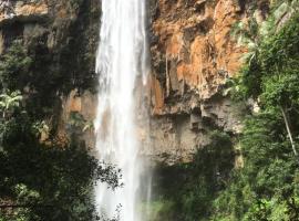 潺流溪瀑布旅馆