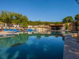 Relaxing Retreat + Pool + Gym，位于圣安东尼奥的度假短租房