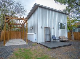 Guest House with Loft Near Downtown，位于圣安东尼奥的公寓