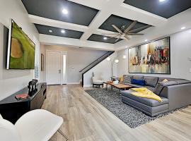 Chic Pacific Beach Townhome with Rooftop Deck townhouse，位于圣地亚哥的度假屋