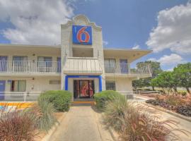 Motel 6-San Antonio, TX - Fiesta，位于圣安东尼奥的汽车旅馆