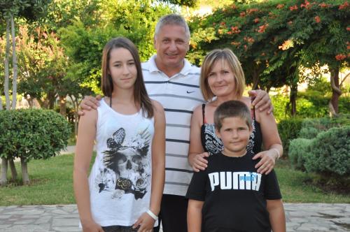 Sándor, Dóra, Laura, Bence a szállásadók.
