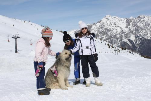 La Giulia la Greta e la Nicol con l'amico pastore